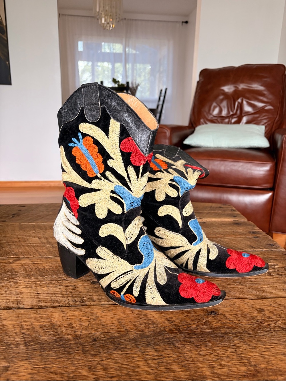 Rare find: Suede Floral Embroidered Western Heeled Boots W37